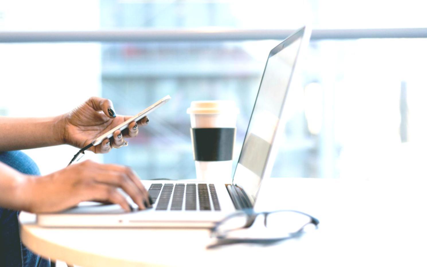 Detaillierte Finanzanalyse mit Geschäftsberichten und Marktstudien